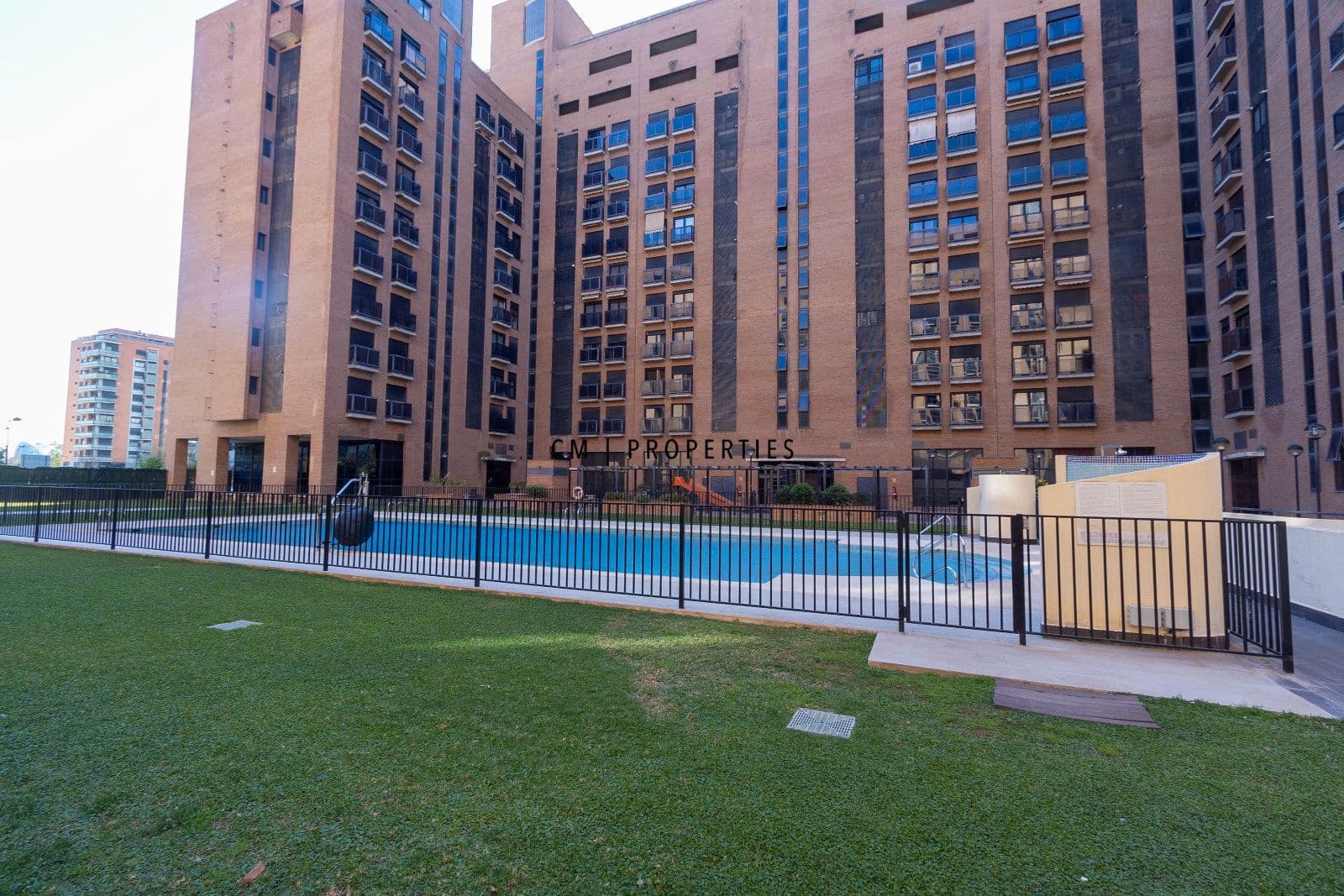 Appartement de 3 chambres à louer à Valence ville avec piscine garage - 2 500 € (Ref: 9742985)