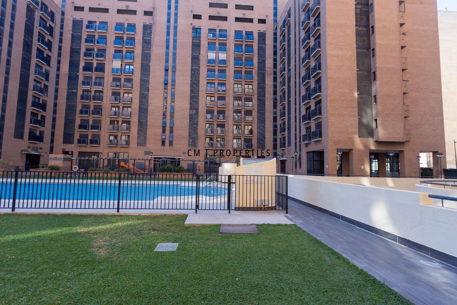 Appartement de 3 chambres à louer à Valence ville avec piscine garage - 2 500 € (Ref: 9742985)