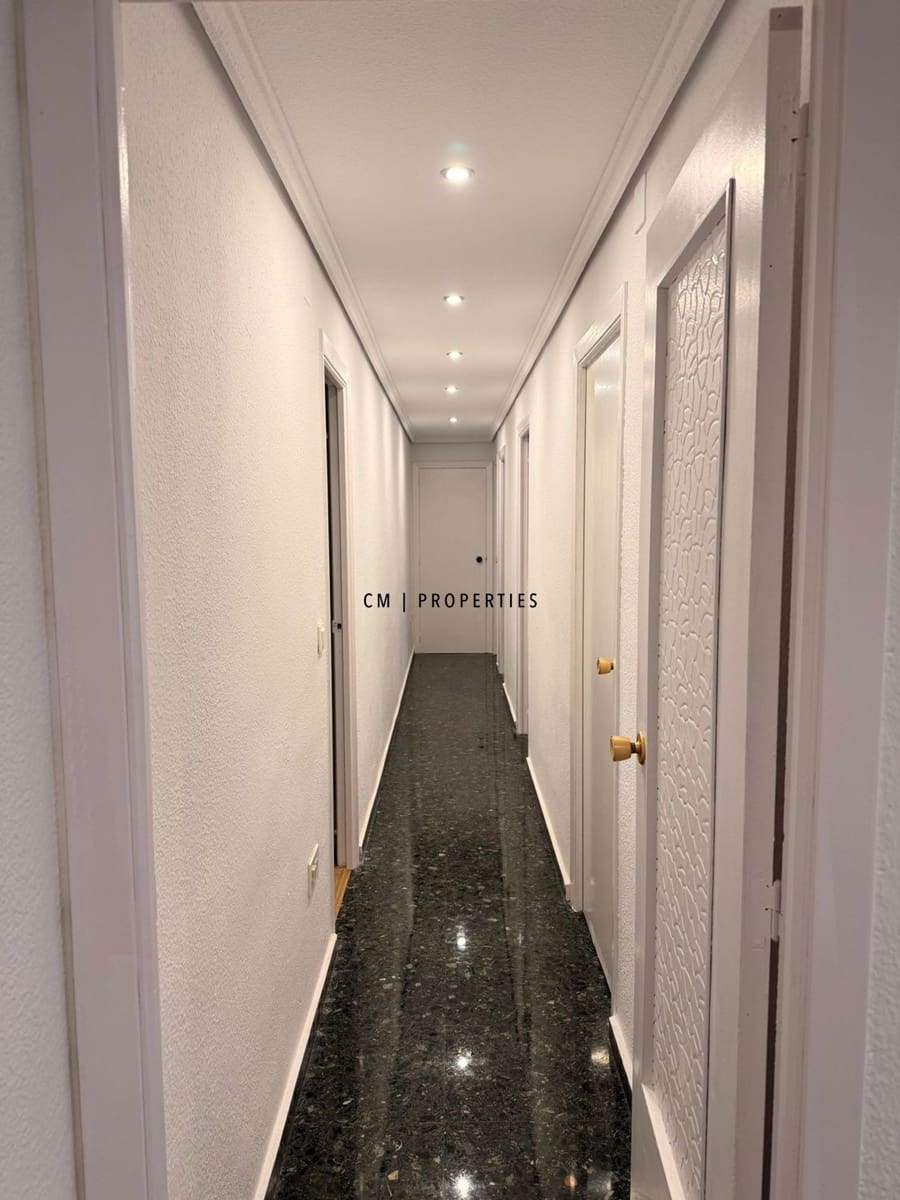 4 bedroom Flat for rent in Paterna - € 1,300 (Ref: 9758236)