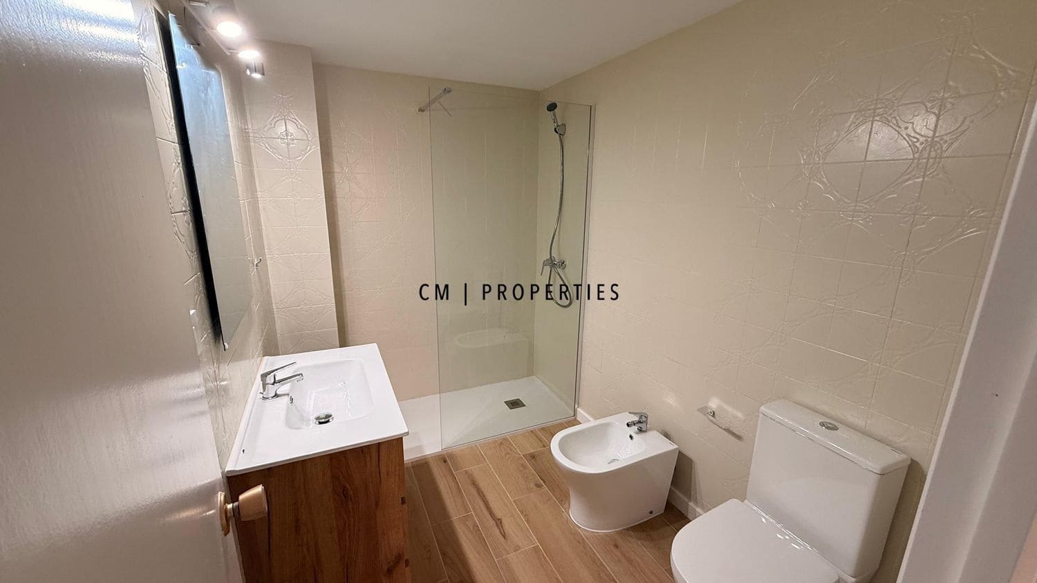 4 bedroom Flat for rent in Paterna - € 1,300 (Ref: 9758236)