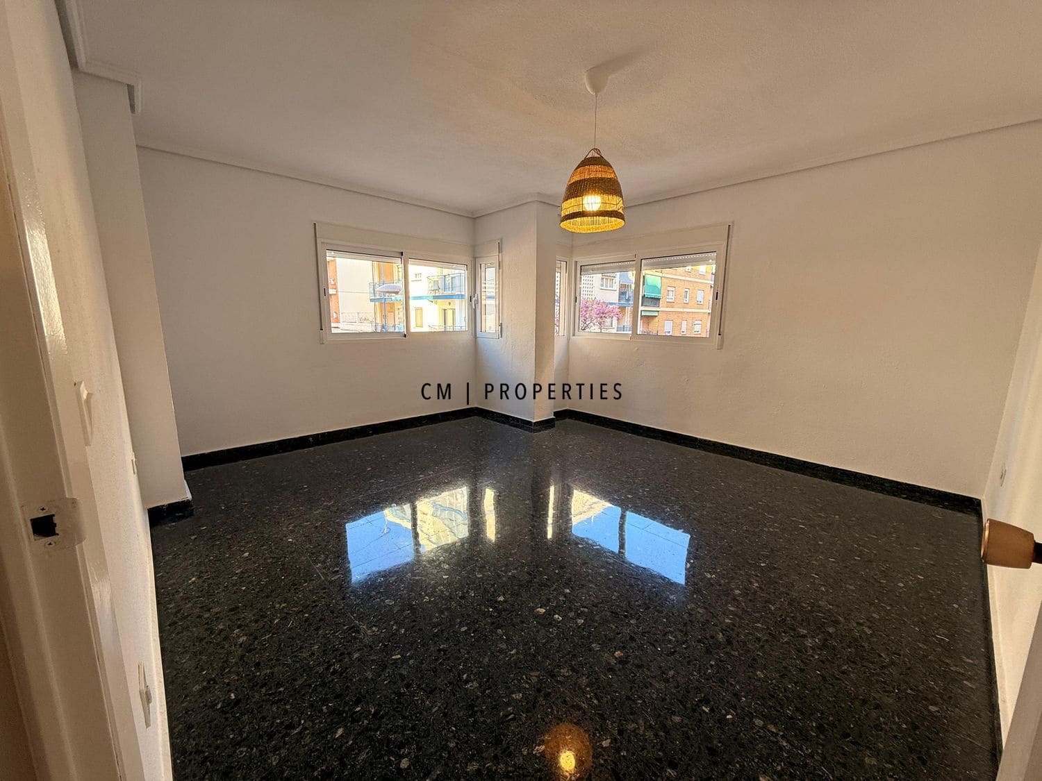 4 bedroom Flat for rent in Paterna - € 1,300 (Ref: 9758236)