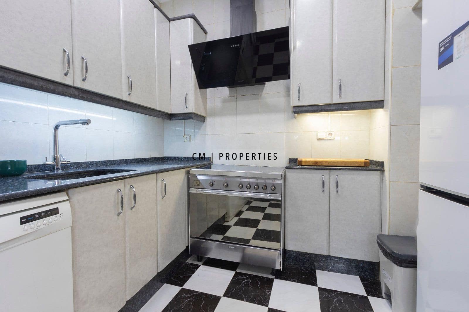 4 bedroom Flat for rent in Valencia city with garage - € 1,600 (Ref: 9760043)