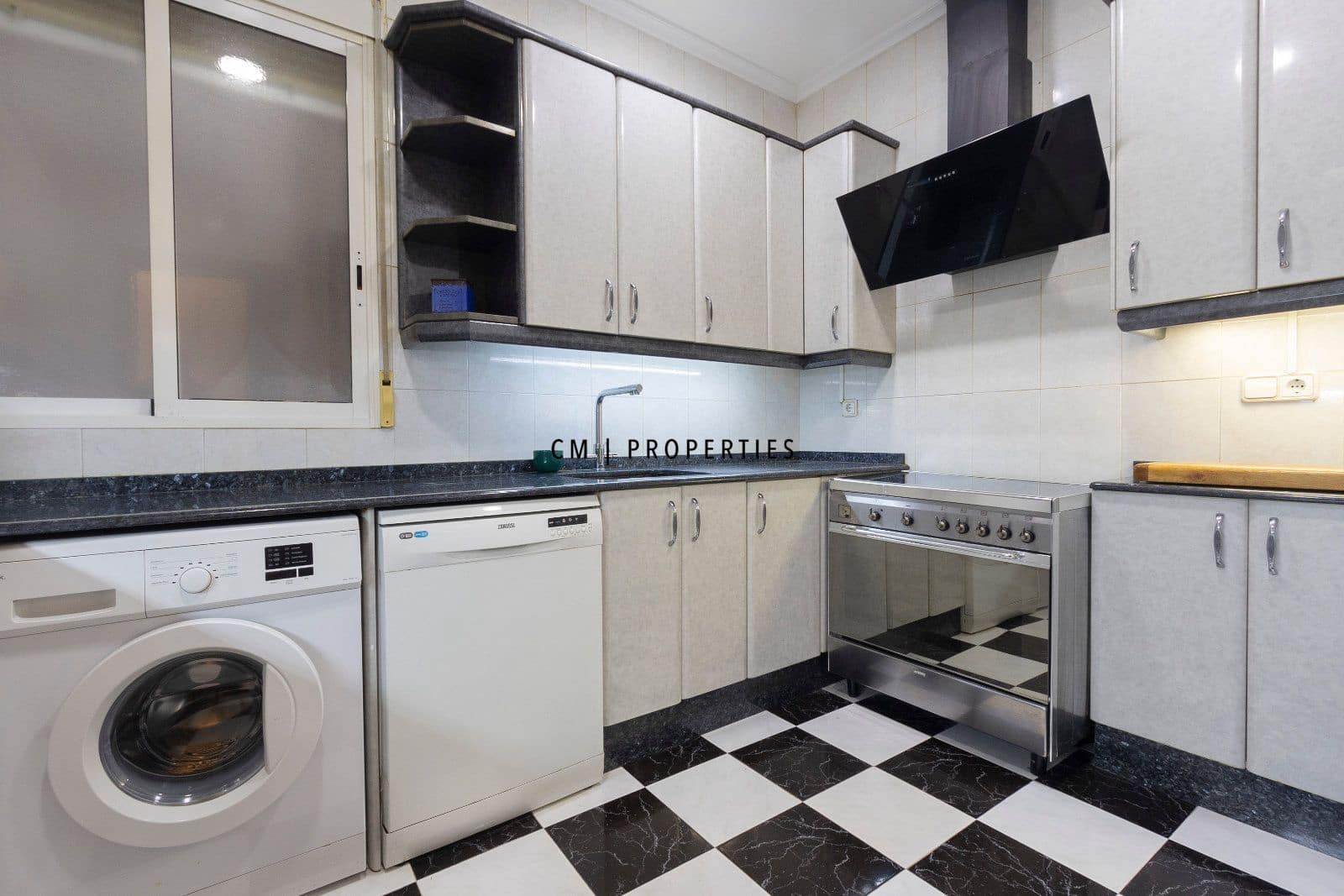 4 bedroom Flat for rent in Valencia city with garage - € 1,600 (Ref: 9760043)