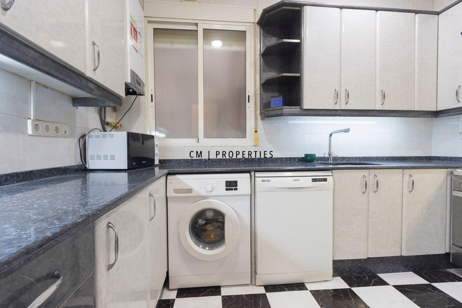 4 bedroom Flat for rent in Valencia city with garage - € 1,600 (Ref: 9760043)