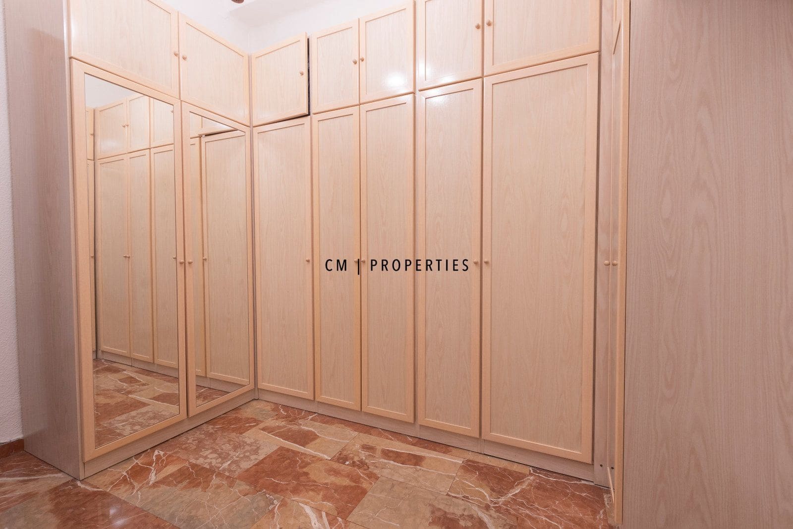 4 bedroom Flat for rent in Valencia city with garage - € 1,600 (Ref: 9760043)