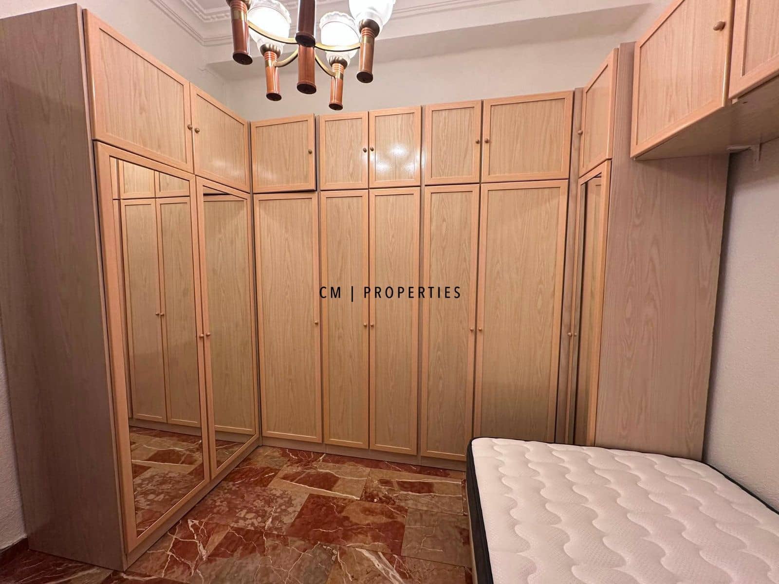 4 bedroom Flat for rent in Valencia city with garage - € 1,600 (Ref: 9760043)