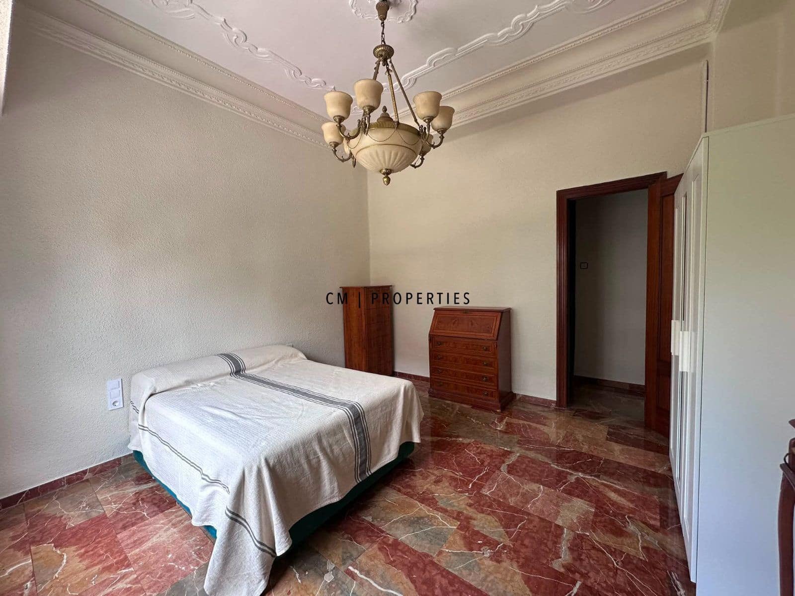4 bedroom Flat for rent in Valencia city with garage - € 1,600 (Ref: 9760043)