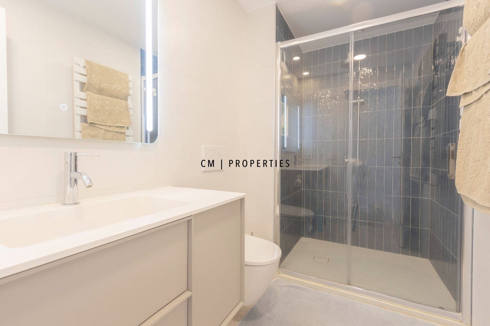 4 quarto Apartamento para arrendar em Valencia cidade - 2 250 € (Ref: 9781103)