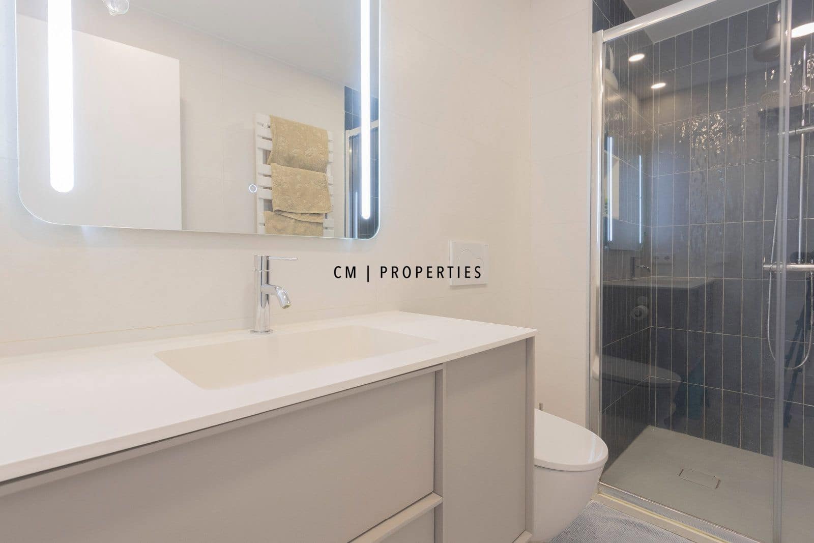 4 quarto Apartamento para arrendar em Valencia cidade - 2 250 € (Ref: 9781103)