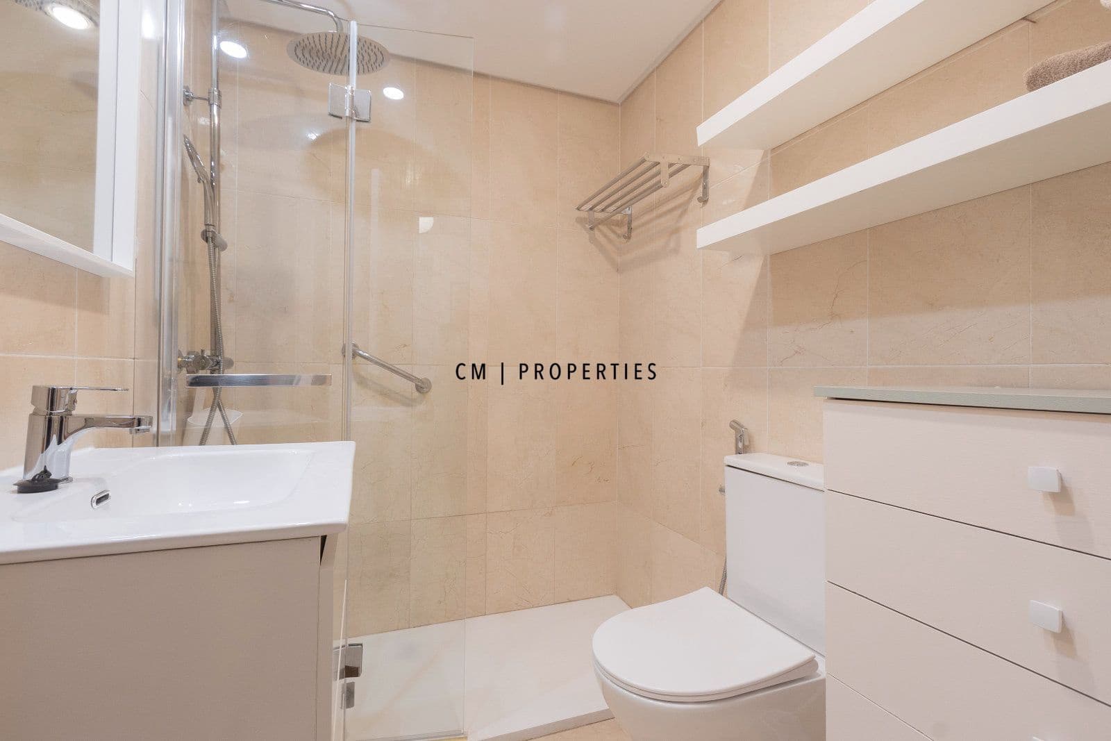 2 bedroom Flat for rent in Valencia city with garage - € 2,000 (Ref: 9807098)
