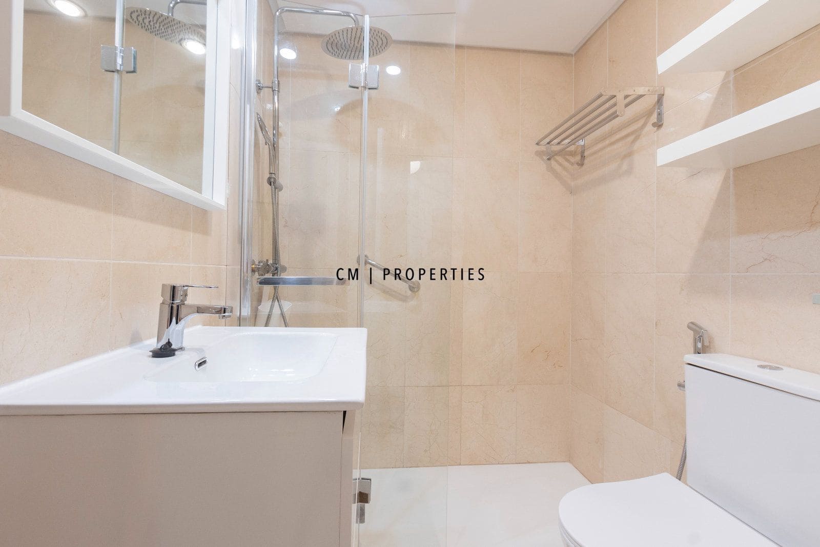 2 bedroom Flat for rent in Valencia city with garage - € 2,000 (Ref: 9807098)