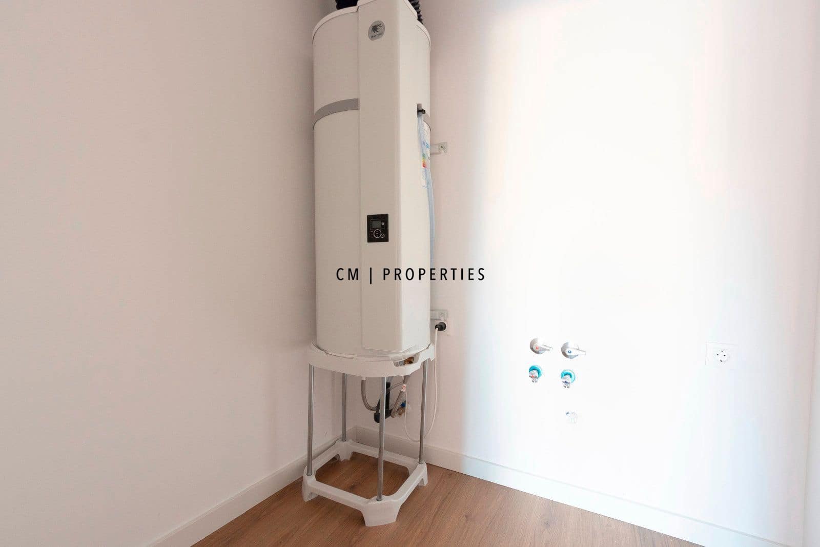 3 bedroom Flat for rent in Valencia city with pool garage - € 1,800 (Ref: 9807100)