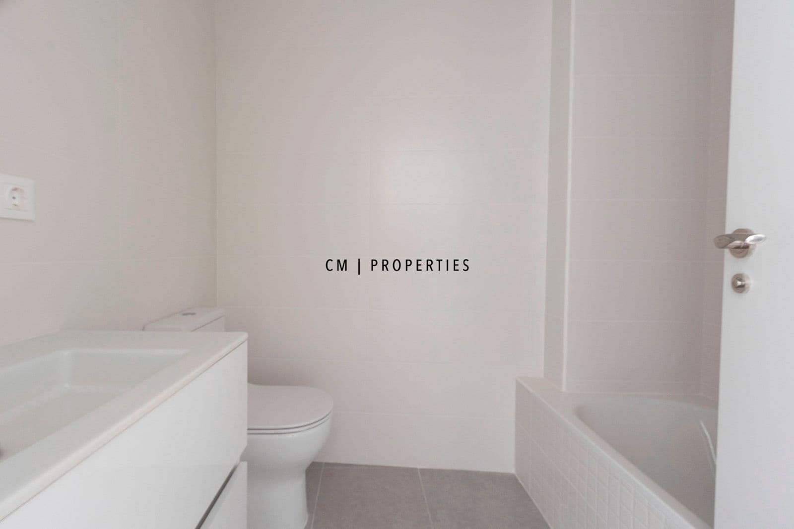 3 bedroom Flat for rent in Valencia city with pool garage - € 1,800 (Ref: 9807100)