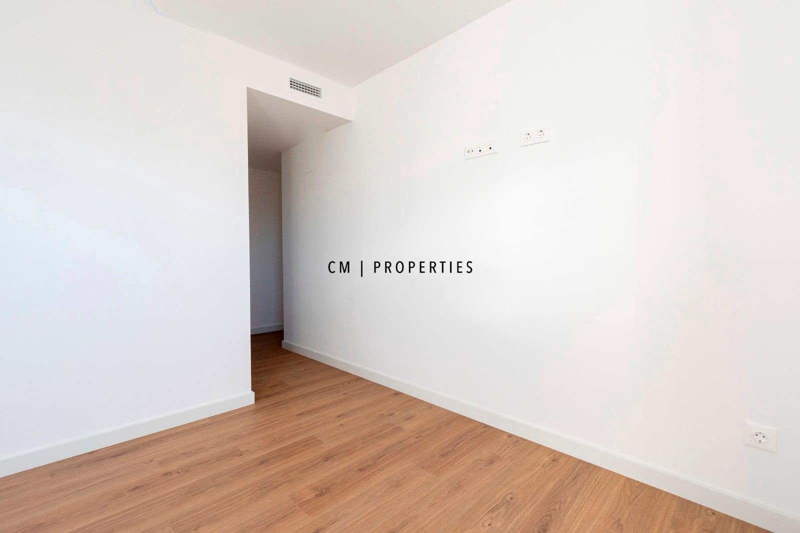 3 bedroom Flat for rent in Valencia city with pool garage - € 1,800 (Ref: 9807100)