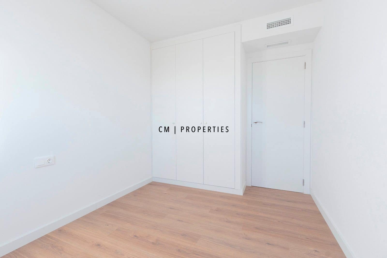 3 bedroom Flat for rent in Valencia city with pool garage - € 1,800 (Ref: 9807100)