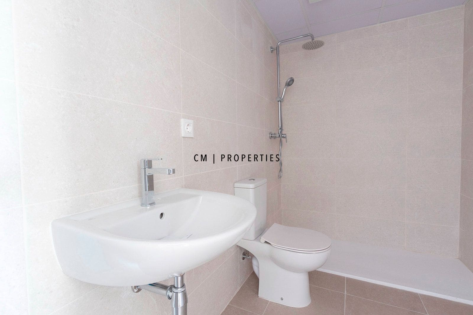 3 bedroom Flat for rent in Valencia city with pool garage - € 1,800 (Ref: 9807100)