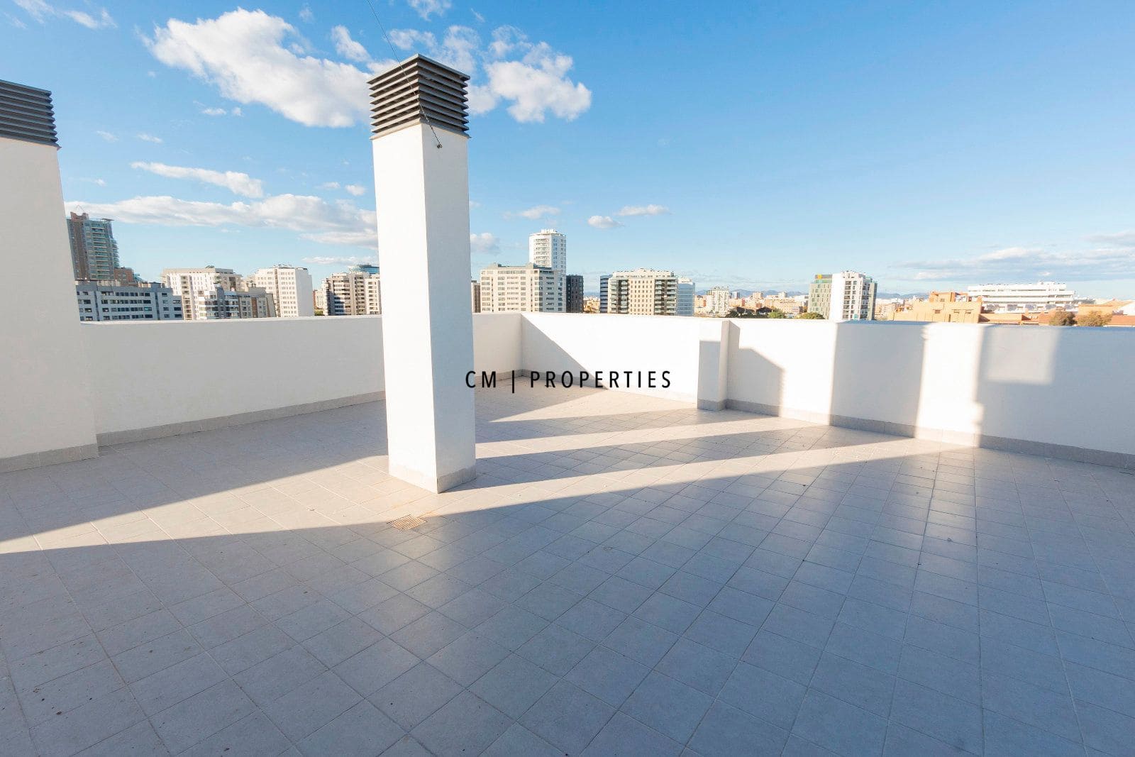 3 bedroom Flat for rent in Valencia city with pool garage - € 1,800 (Ref: 9807100)