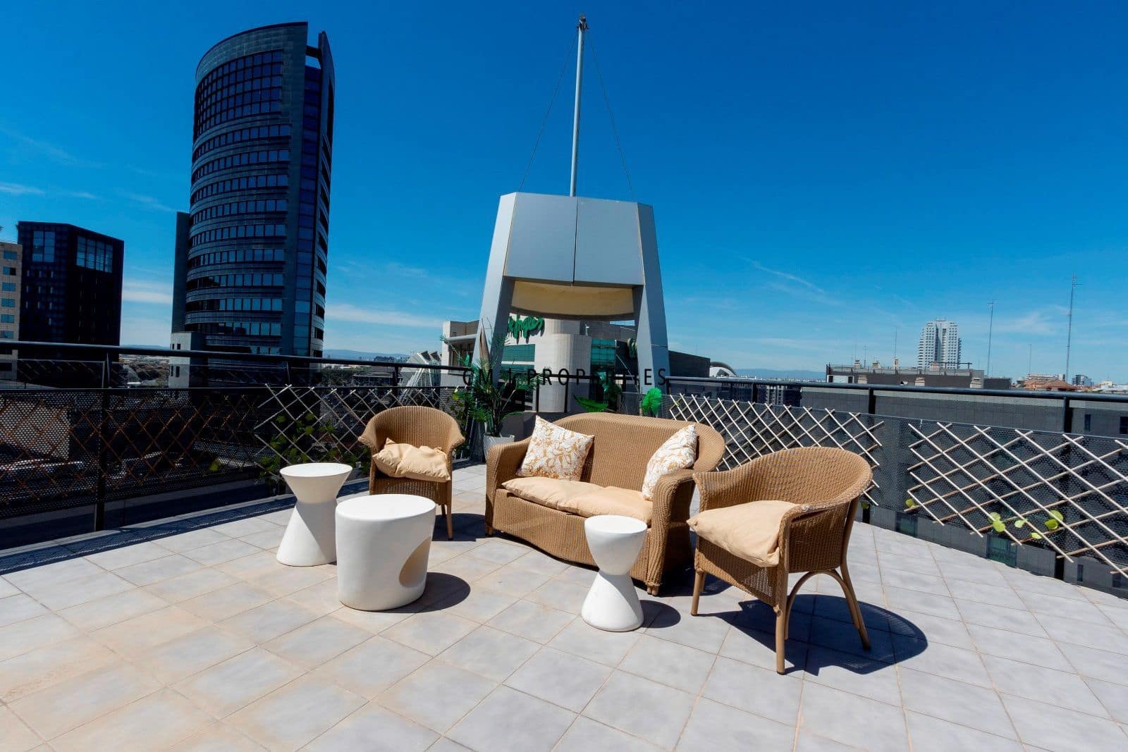 3 quarto Penthouse para arrendar em Valencia cidade com piscina garagem - 5 000 € (Ref: 9821583)
