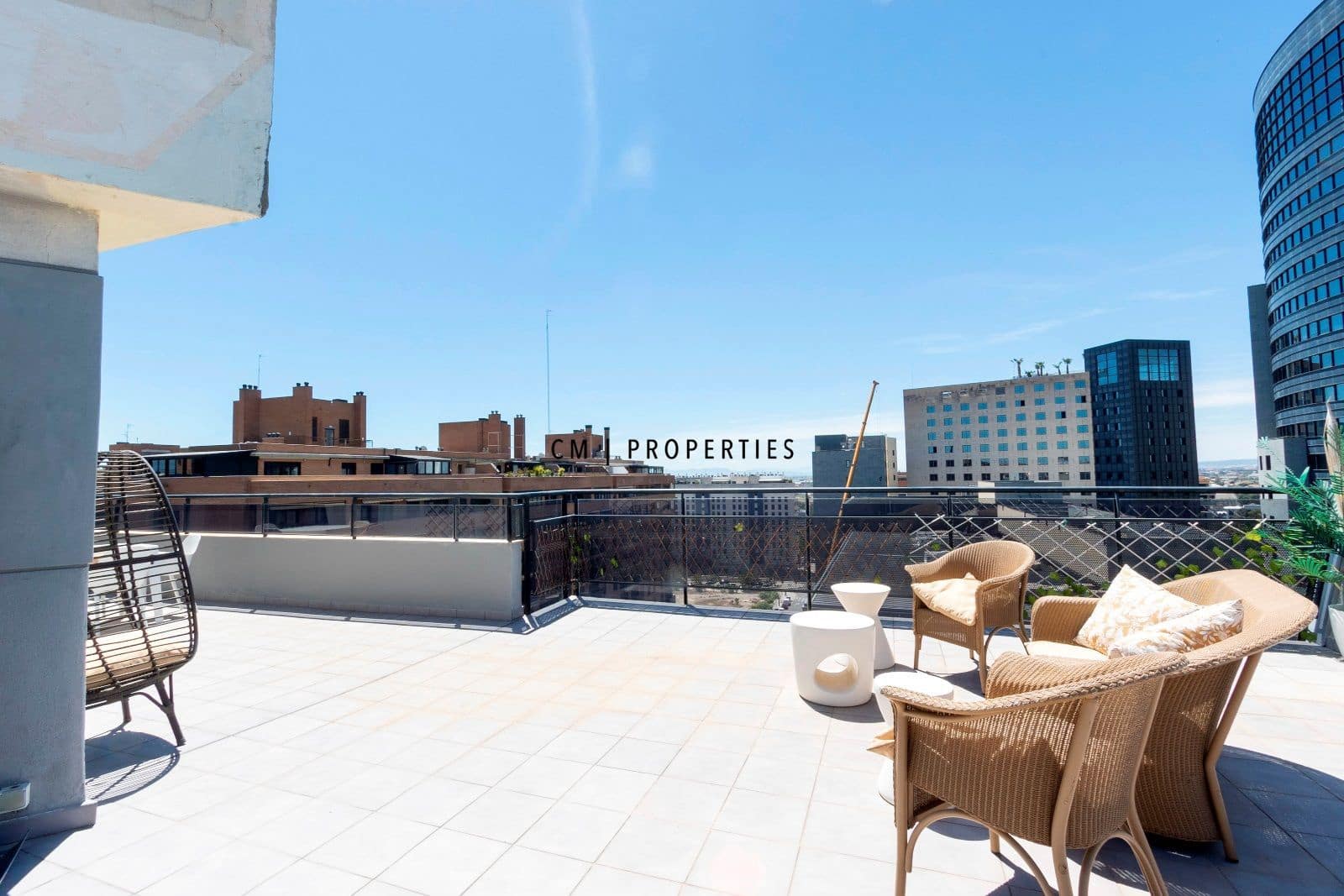 3 quarto Penthouse para arrendar em Valencia cidade com piscina garagem - 5 000 € (Ref: 9821583)