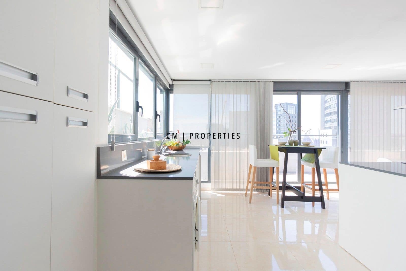 3 quarto Penthouse para arrendar em Valencia cidade com piscina garagem - 5 000 € (Ref: 9821583)