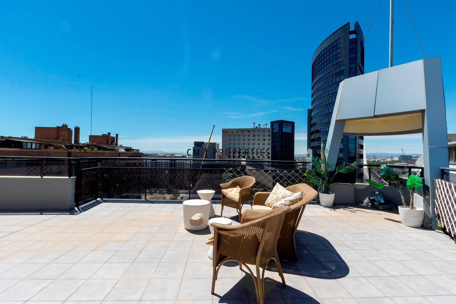 3 quarto Penthouse para arrendar em Valencia cidade com piscina garagem - 5 000 € (Ref: 9821583)