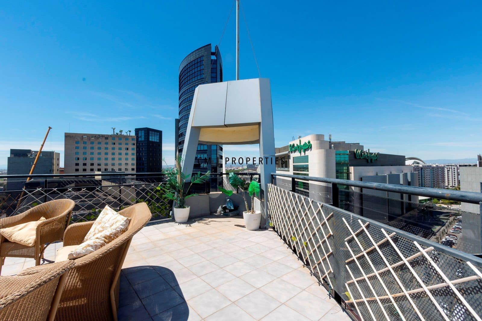 3 quarto Penthouse para arrendar em Valencia cidade com piscina garagem - 5 000 € (Ref: 9821583)