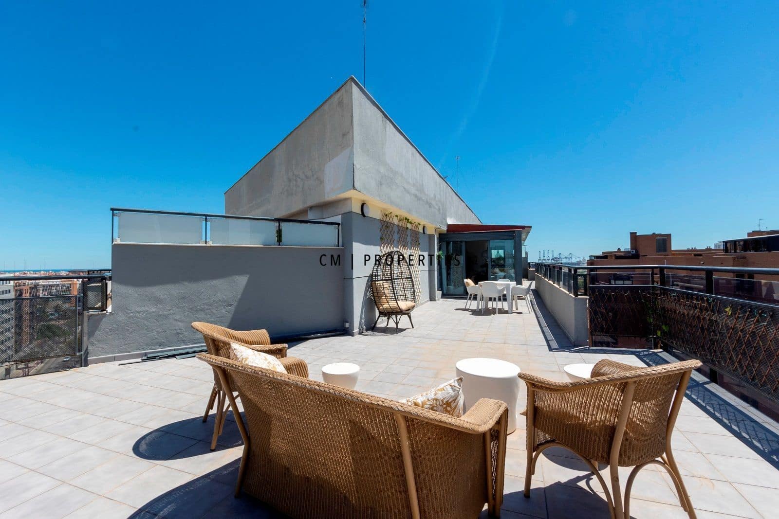 3 quarto Penthouse para arrendar em Valencia cidade com piscina garagem - 5 000 € (Ref: 9821583)