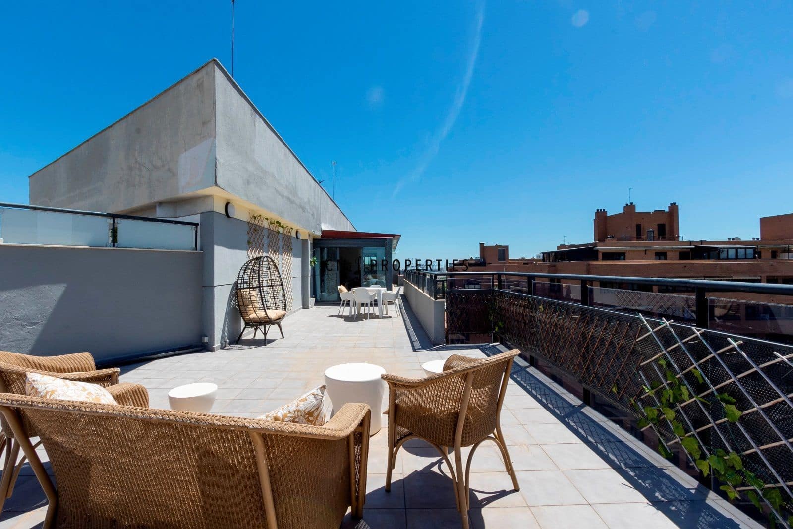 3 quarto Penthouse para arrendar em Valencia cidade com piscina garagem - 5 000 € (Ref: 9821583)