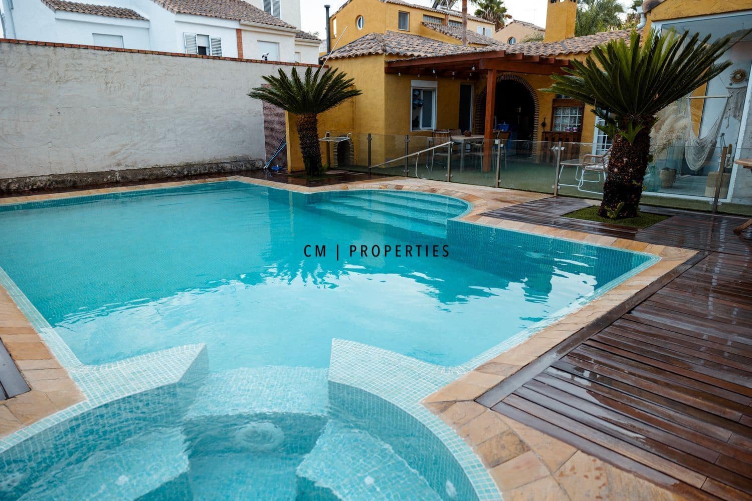 5 Zimmer Villa zu verkaufen in La Pobla de Vallbona mit Pool - 460.000 € (Ref: 9827514)