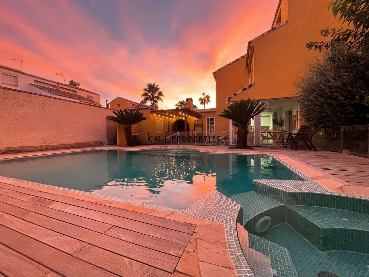 5 Zimmer Villa zu verkaufen in La Pobla de Vallbona mit Pool - 460.000 € (Ref: 9827514)