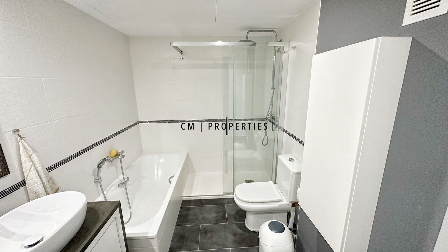 3 makuuhuone Asunto vuokrattavana paikassa Valencia kaupunki mukana uima-altaan - 2 200 € (Ref: 9832306)
