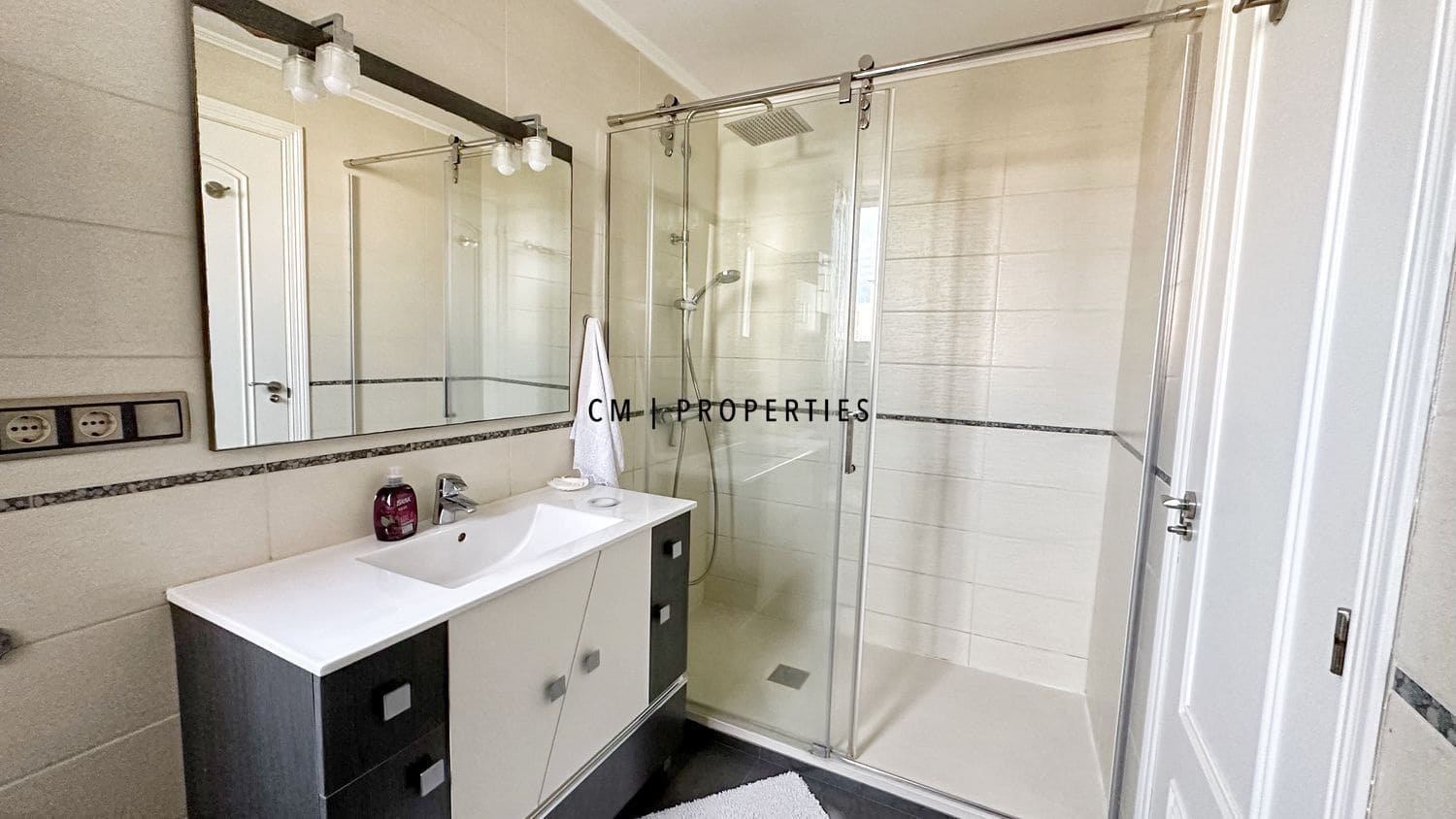 3 makuuhuone Asunto vuokrattavana paikassa Valencia kaupunki mukana uima-altaan - 2 200 € (Ref: 9832306)