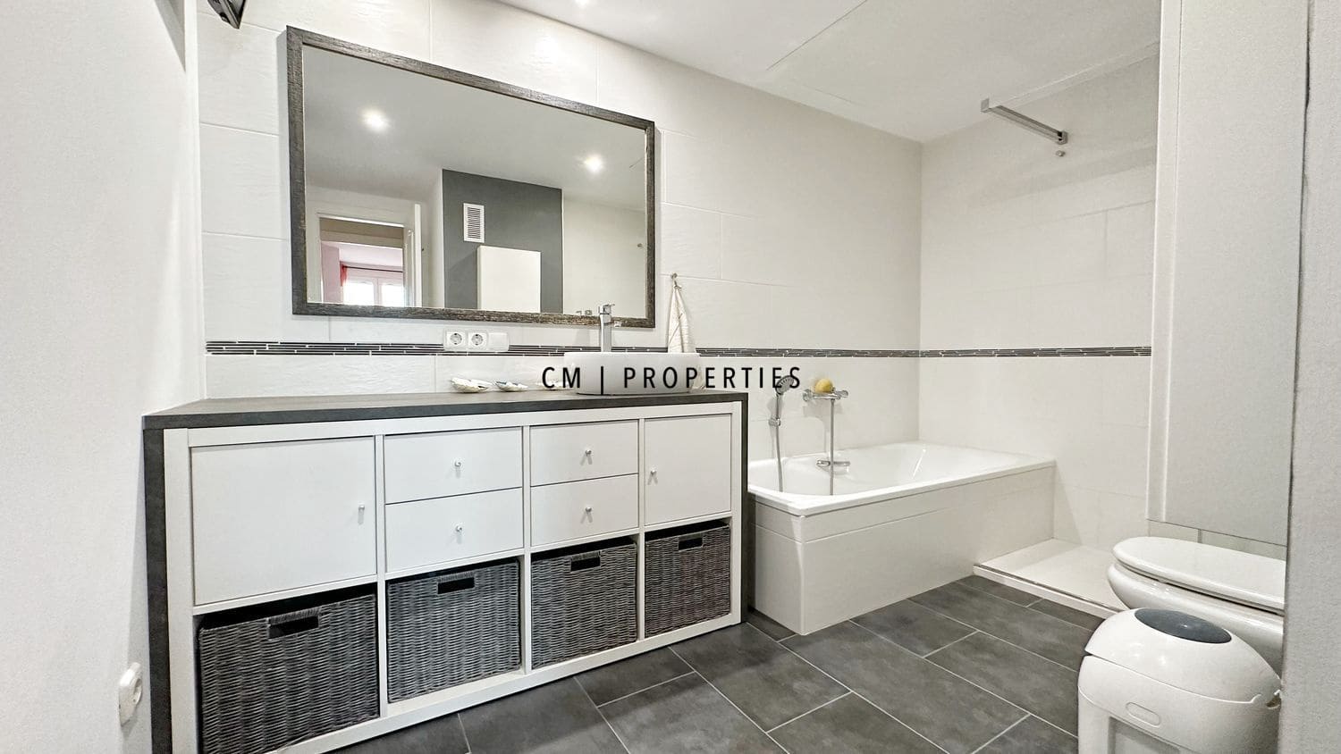 3 makuuhuone Asunto vuokrattavana paikassa Valencia kaupunki mukana uima-altaan - 2 200 € (Ref: 9832306)