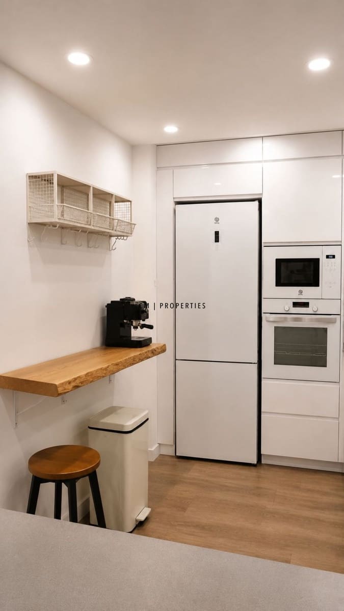 2 bedroom Flat for rent in Valencia city with garage - € 2,600 (Ref: 9834242)
