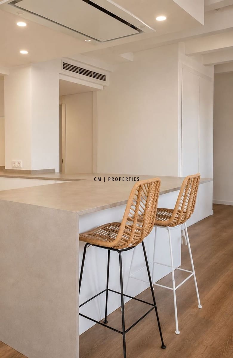 2 bedroom Flat for rent in Valencia city with garage - € 2,600 (Ref: 9834242)