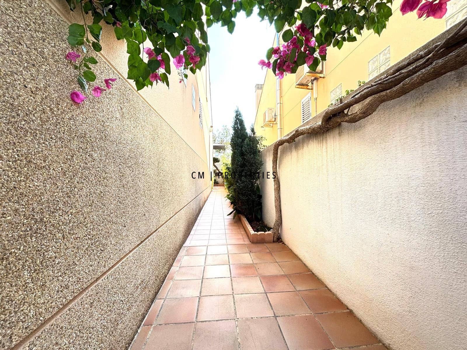 5 bedroom Townhouse for sale in Sagunto / Sagunt - € 350,000 (Ref: 9855933)
