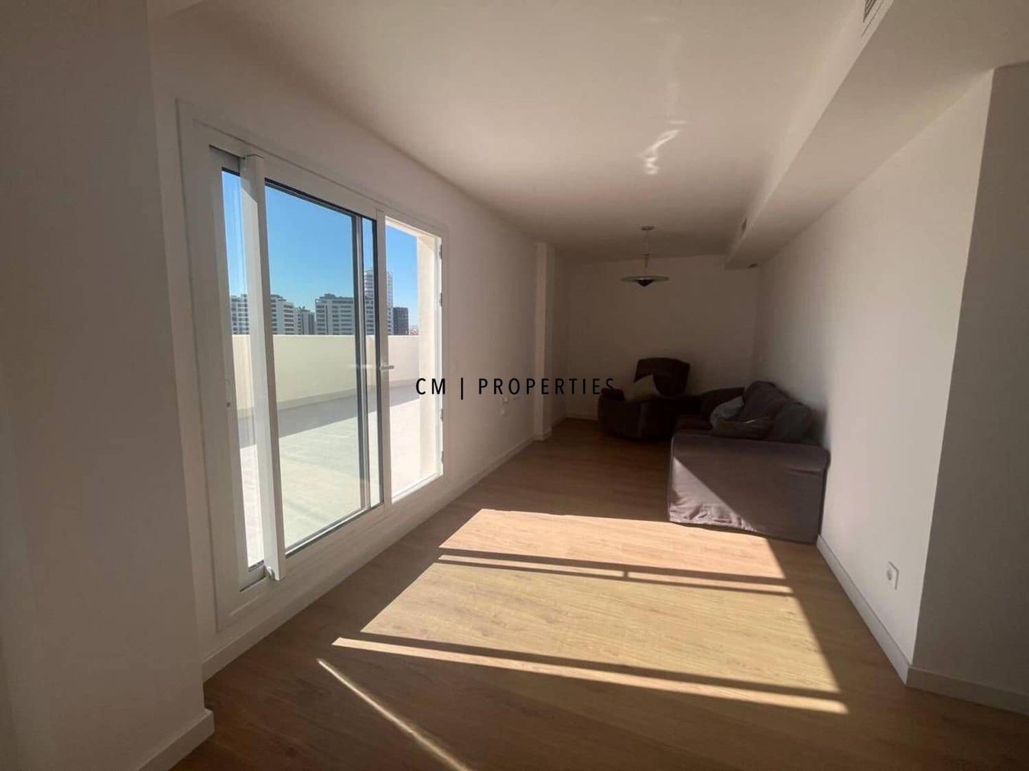 2 sypialnia Penthouse do wynajęcia w Miasto Walencja z basenem - 1 500 € (Ref: 9858923)