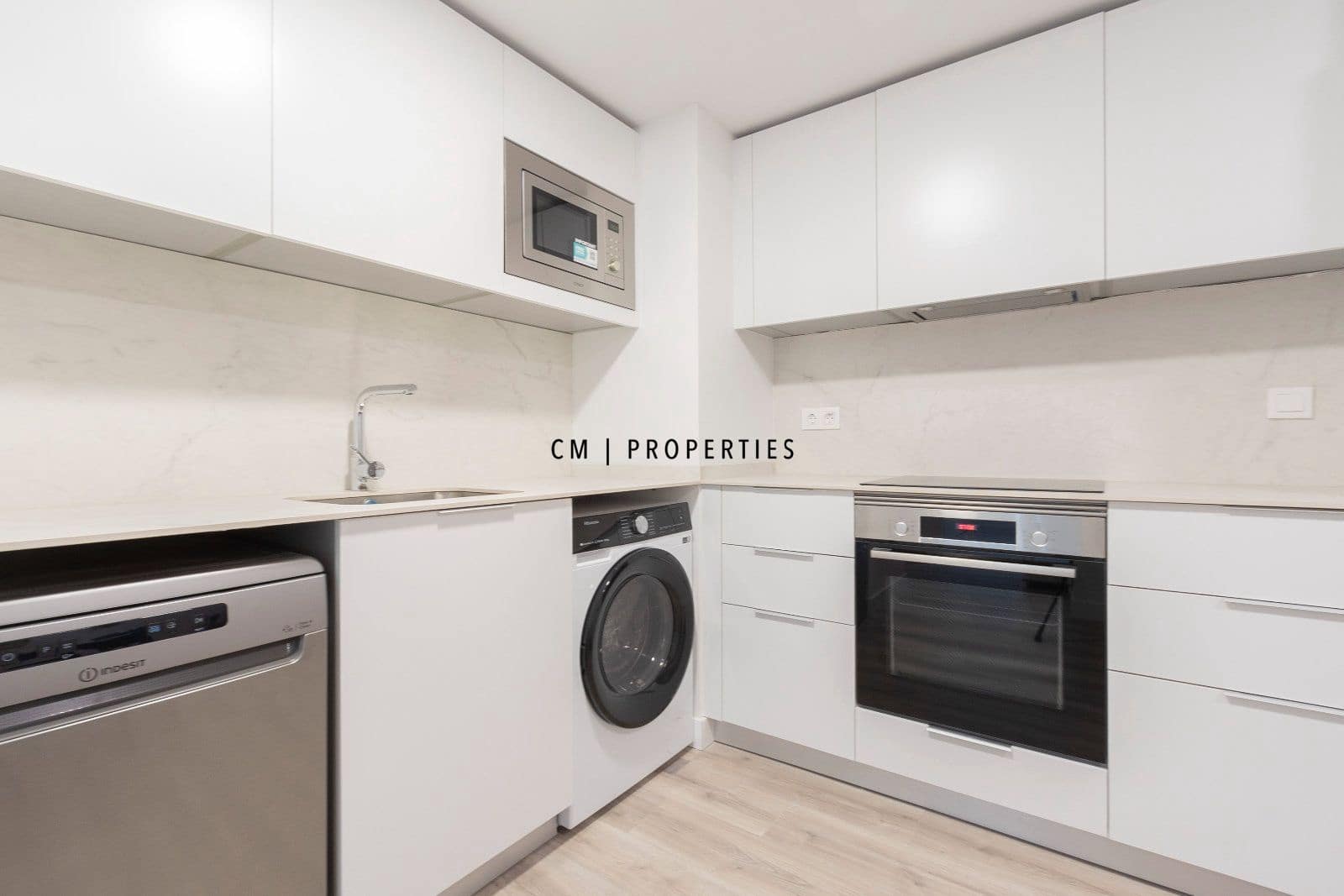 Piso de 3 habitaciones en València ciudad en alquiler - 2.100 € (Ref: 9874182)