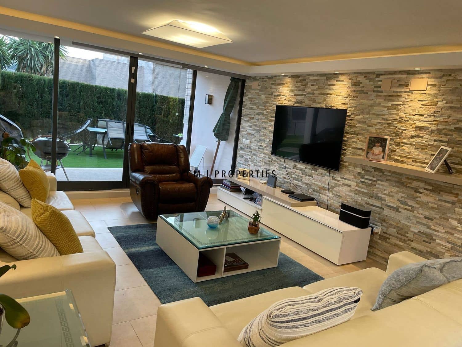 4 bedroom Villa for rent in Chiva with pool garage - € 2,450 (Ref: 9877114)