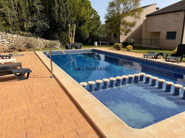 4 bedroom Villa for rent in Chiva with pool garage - € 2,450 (Ref: 9877114)