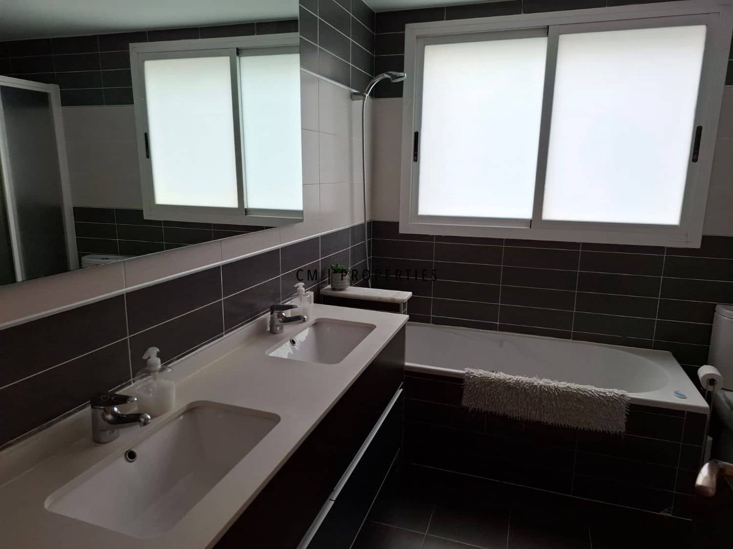 3 bedroom Villa for rent in Chiva with pool garage - € 2,495 (Ref: 9877233)