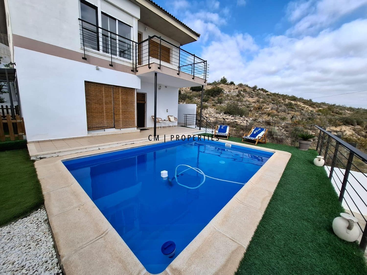 3 bedroom Villa for rent in Chiva with pool garage - € 2,495 (Ref: 9877233)