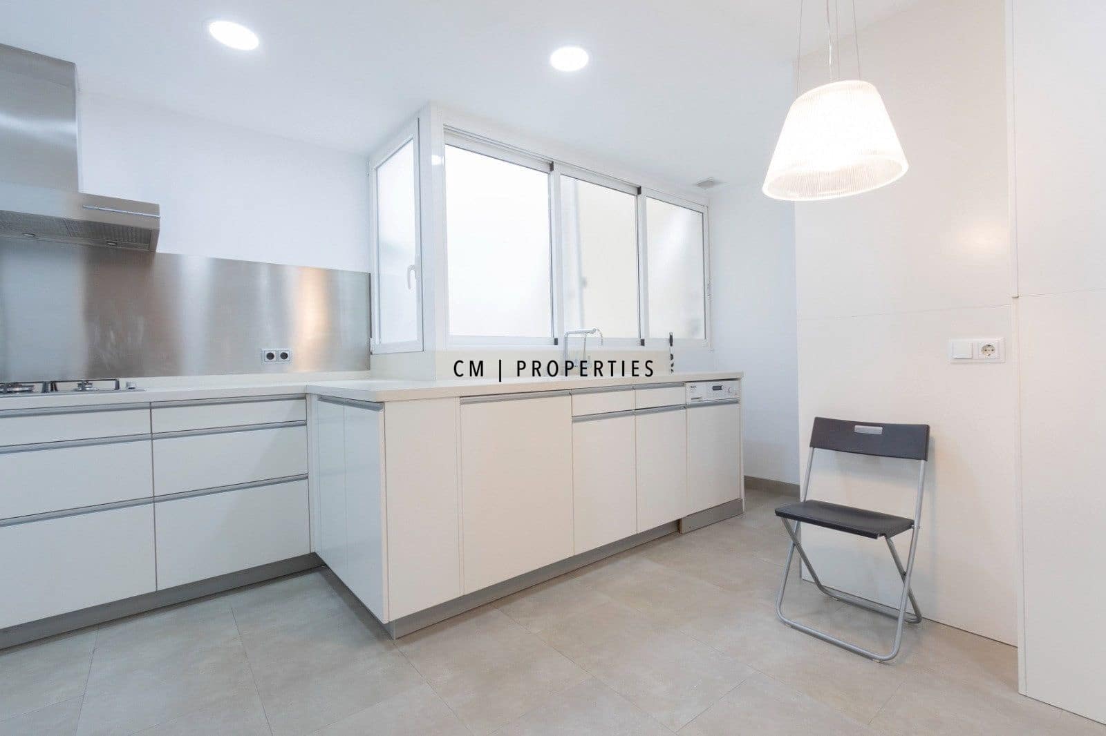 3 slaapkamer Flat te huur in Valencia stad met garage - € 2.000 (Ref: 9889284)