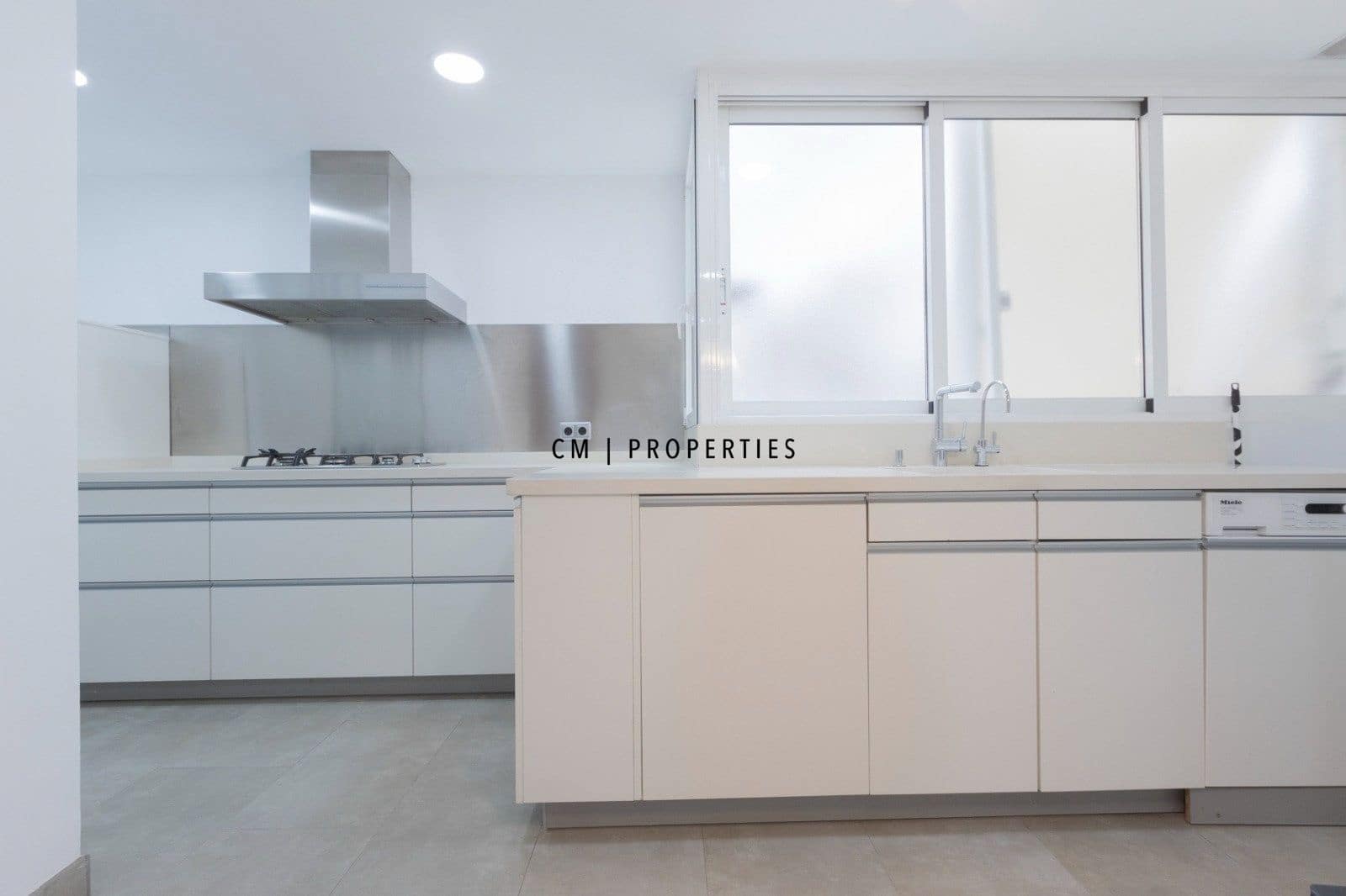 3 slaapkamer Flat te huur in Valencia stad met garage - € 2.000 (Ref: 9889284)