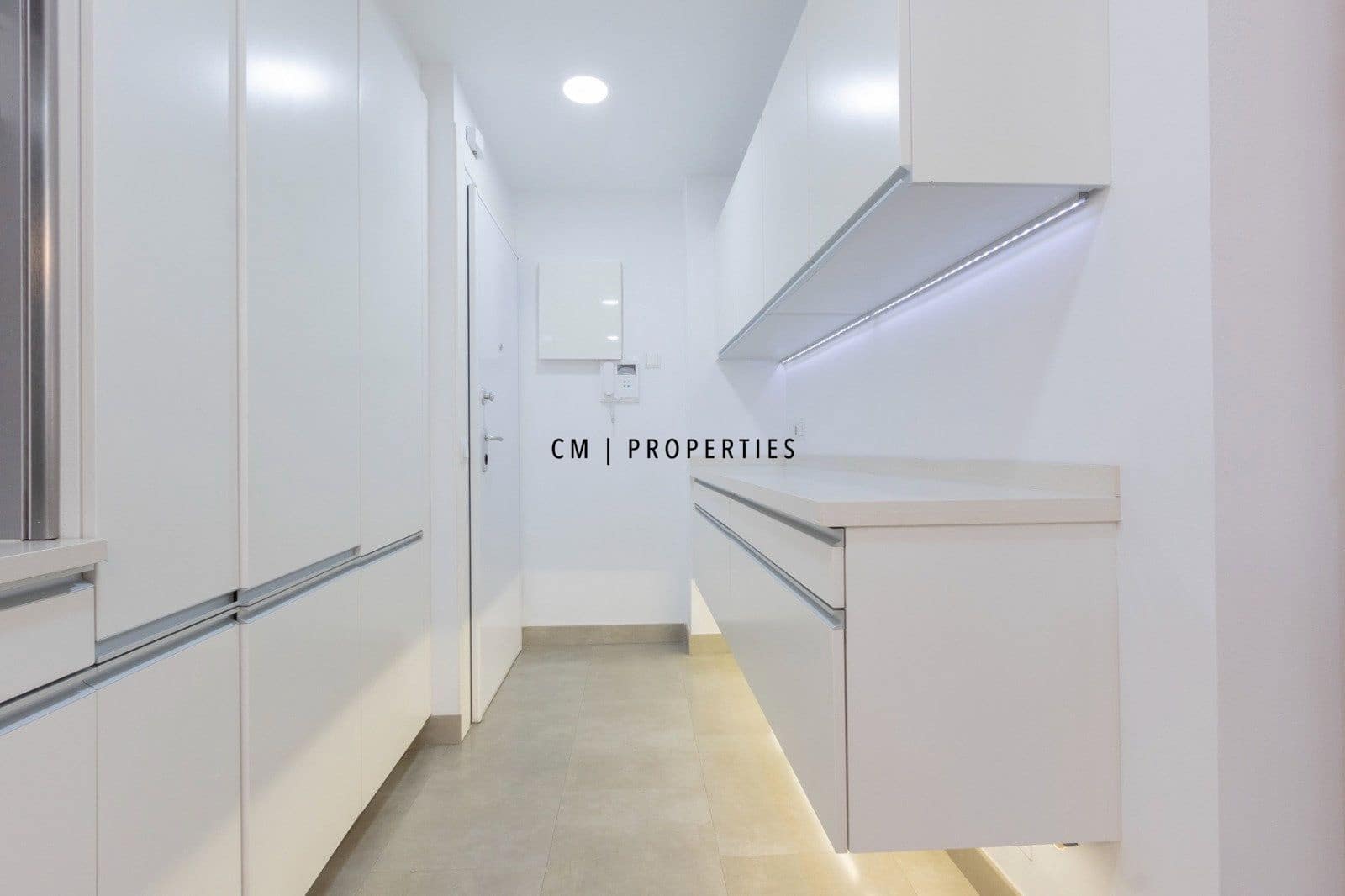 3 slaapkamer Flat te huur in Valencia stad met garage - € 2.000 (Ref: 9889284)