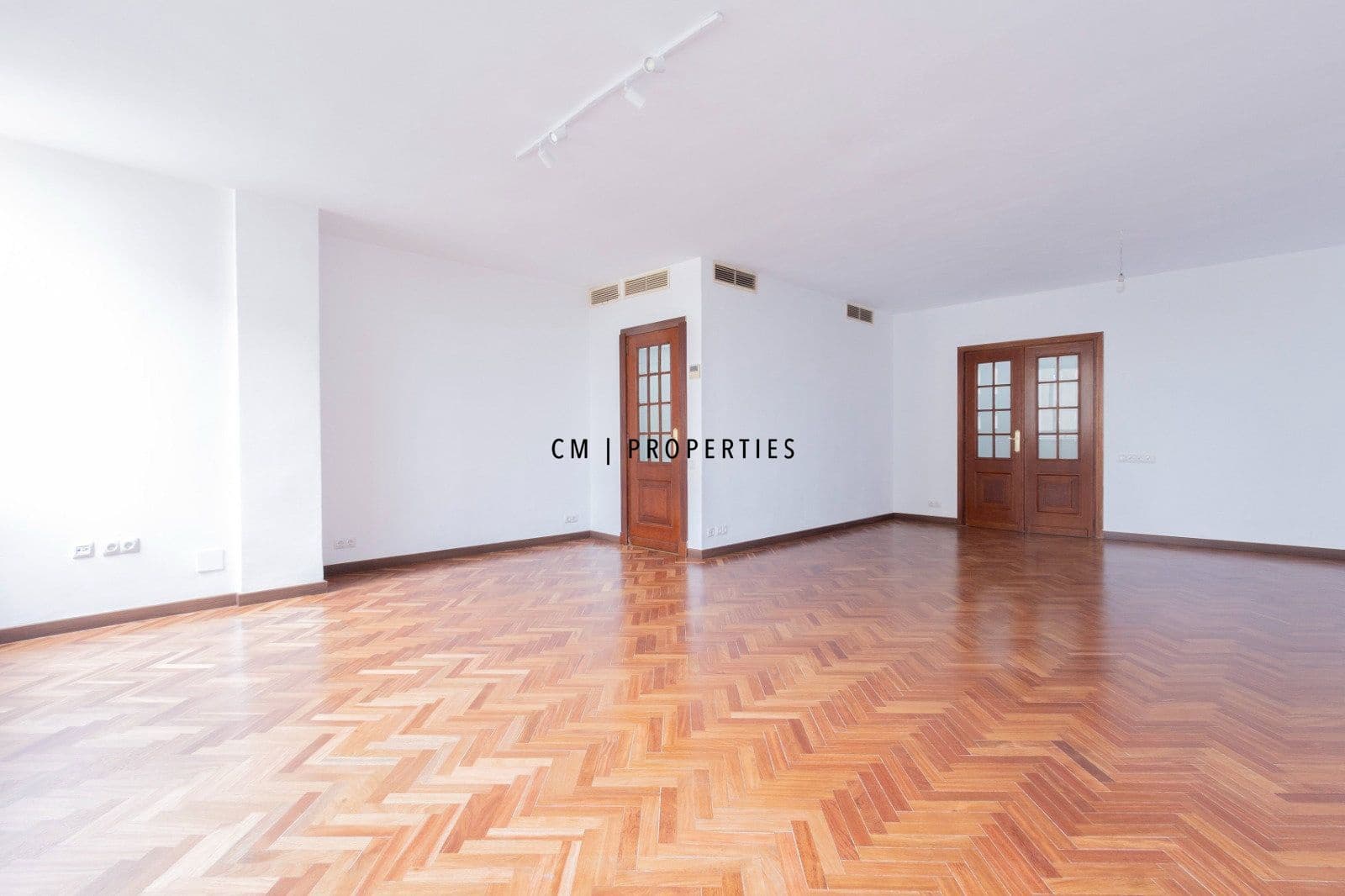 3 slaapkamer Flat te huur in Valencia stad met garage - € 2.000 (Ref: 9889284)