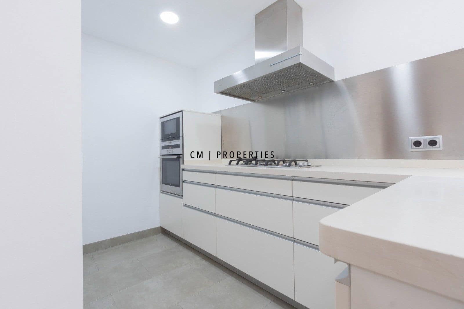 3 slaapkamer Flat te huur in Valencia stad met garage - € 2.000 (Ref: 9889284)