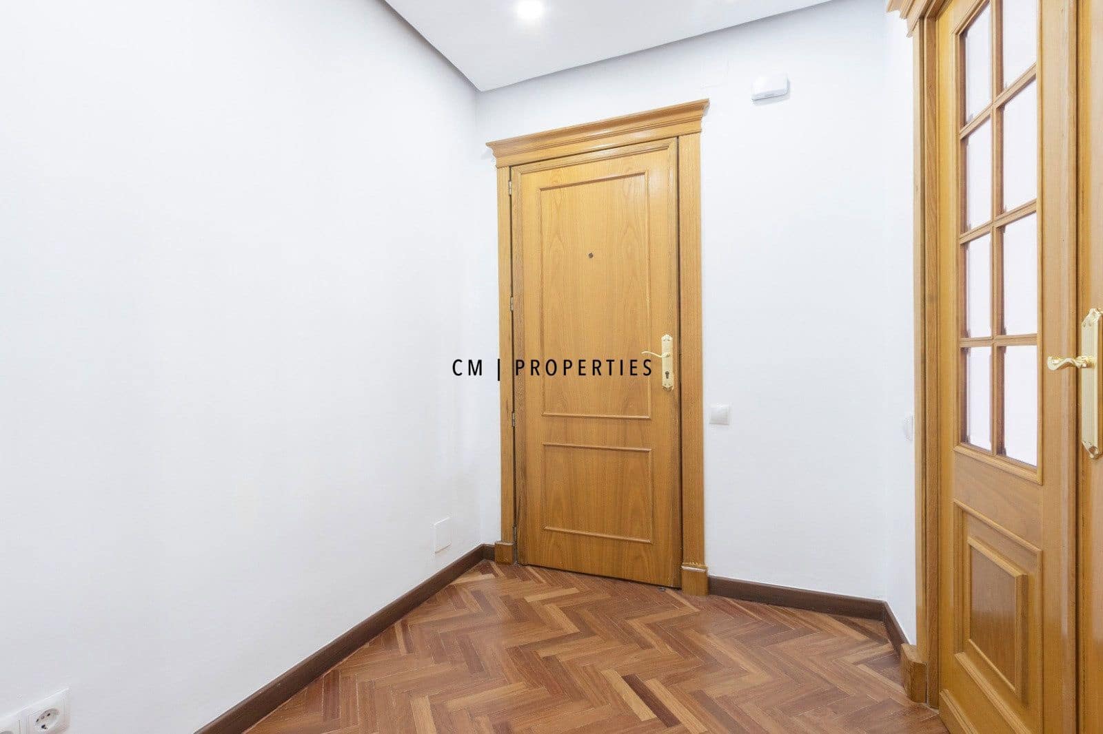 3 slaapkamer Flat te huur in Valencia stad met garage - € 2.000 (Ref: 9889284)