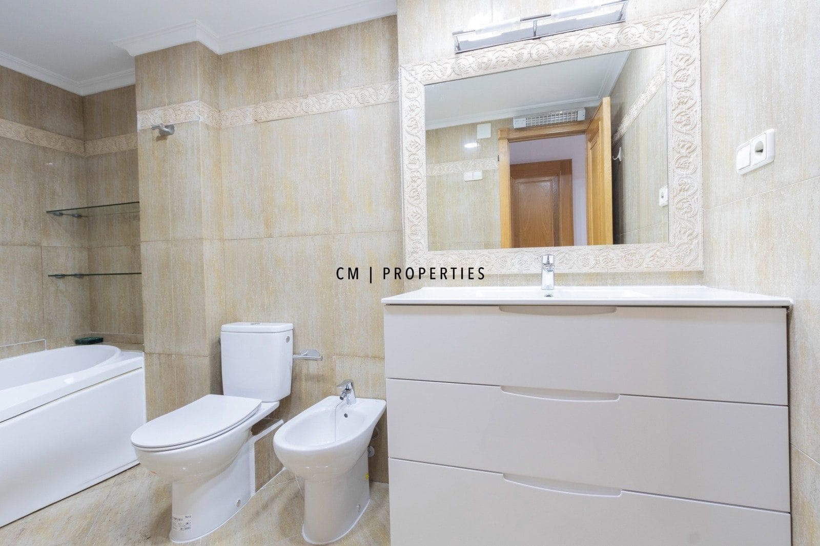 3 slaapkamer Flat te huur in Valencia stad met garage - € 2.000 (Ref: 9889284)