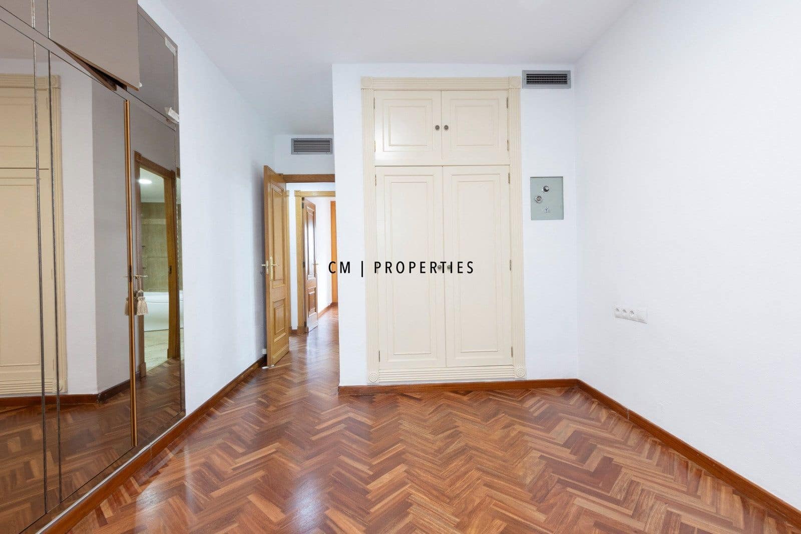 3 slaapkamer Flat te huur in Valencia stad met garage - € 2.000 (Ref: 9889284)